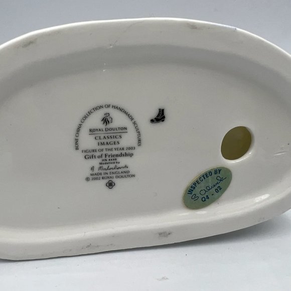 Royal Doulton Figurine Gift Of Friendship HN4446 White Bone China - 2002 - Picture 6 of 8